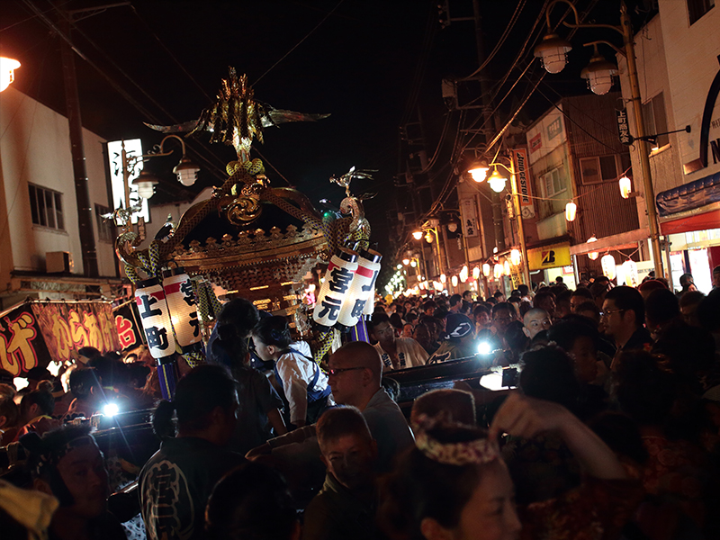 関東三奇祭と呼ばれ知られている「撞舞」をはじめ、宮神輿の行列を見ようと毎年多くの人々で賑わう。